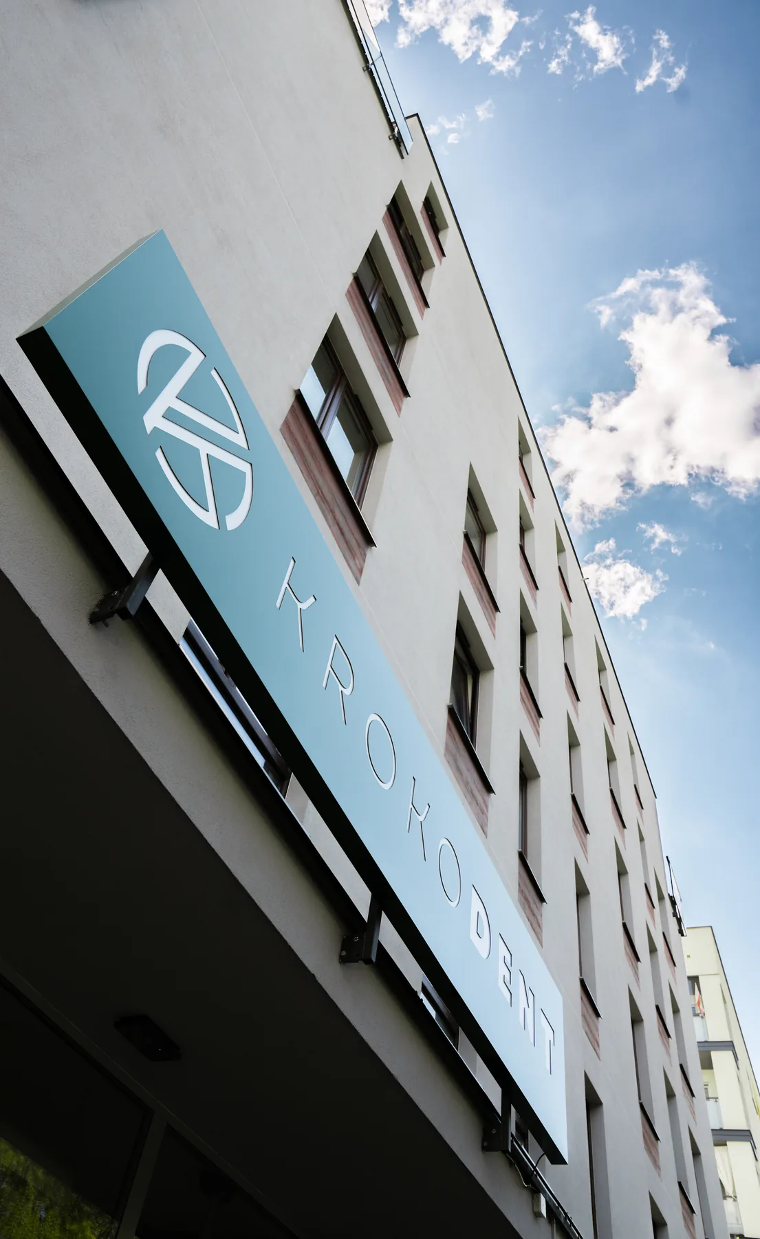 Szyld i budynek gabinetu KrokoDent