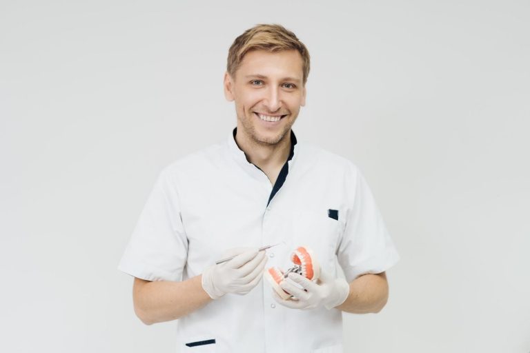 Periodontolog Ursus – czym się zajmuje i jakie choroby leczy?
