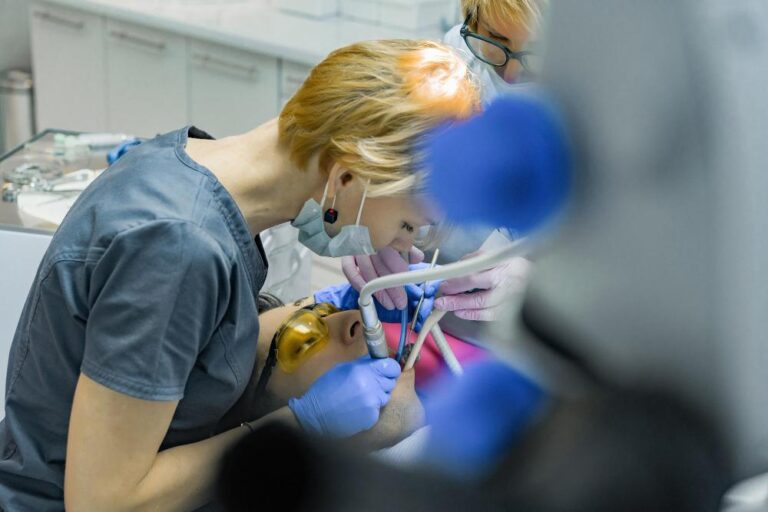 Chirurg stomatolog Brwinów – bezpieczne leczenie chirurgiczne w Krokodent